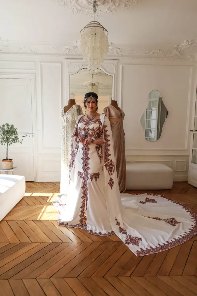 Célèbr'Orient Chabha robe kabyle moderne burnous