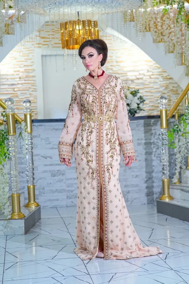 Célèbr'Orient Sima caftan sirène nude rosé brodé