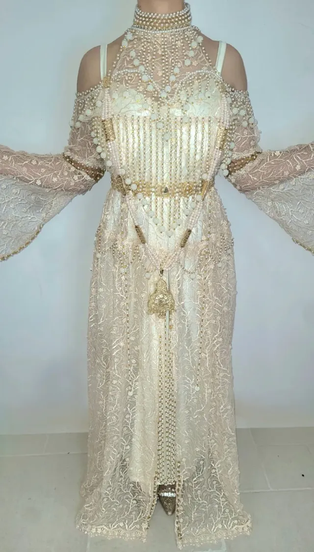 Célèbr'Orient Naili Hidayette robe perlée col officier