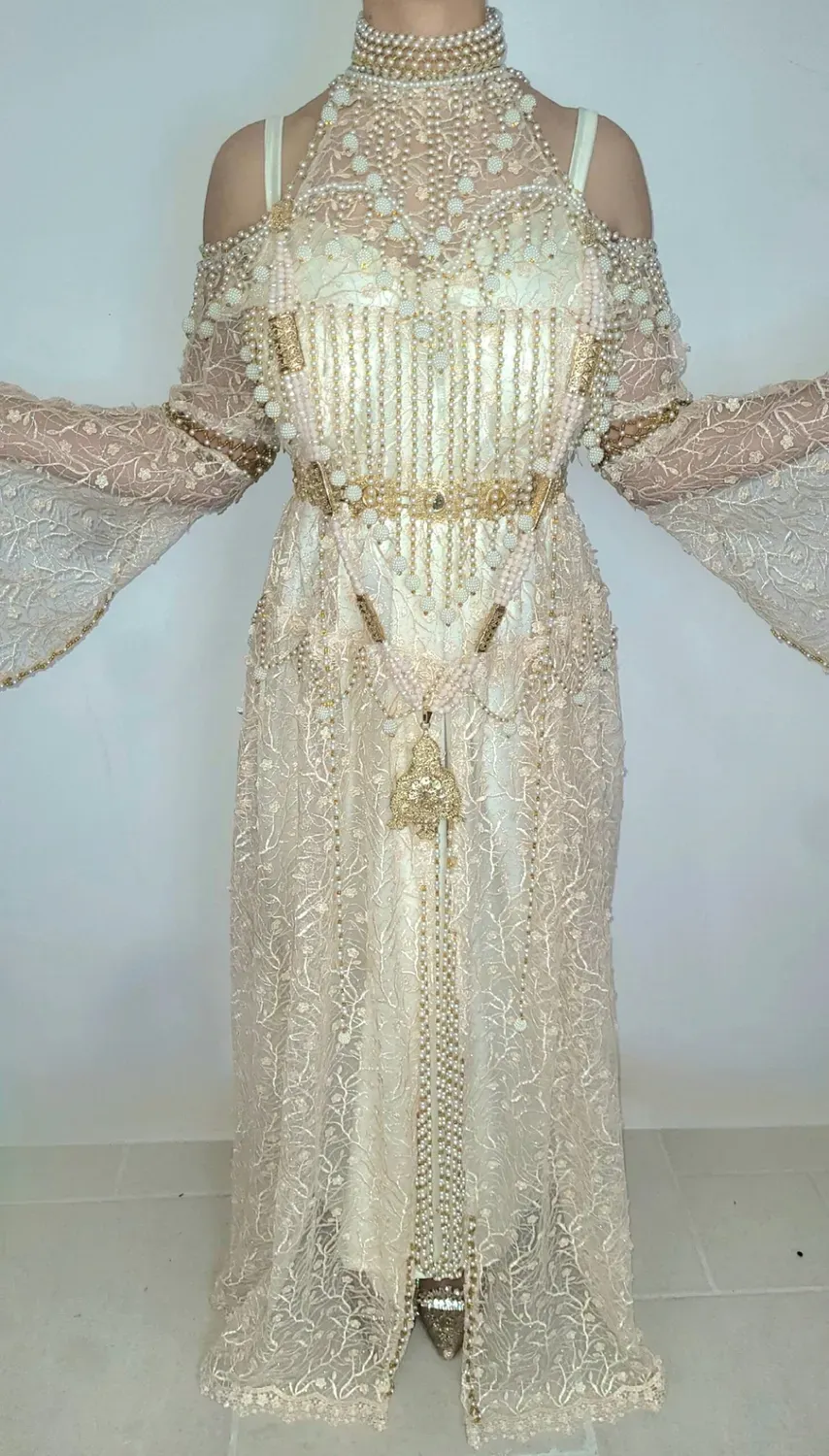 Célèbr'Orient Naili Hidayette robe perlée col officier