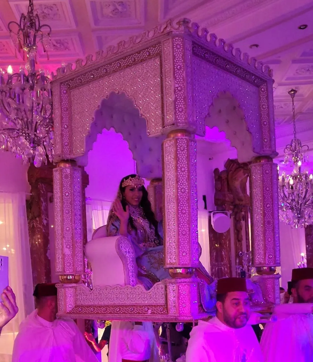 Célèbr'Orient Amaria et Mida palanquin de mariage en bois