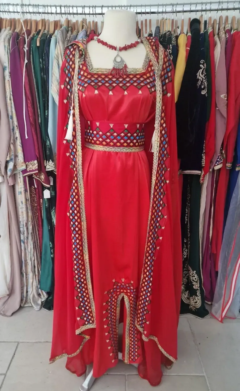 Célèbr'Orient Noura robe berbère satin burnous