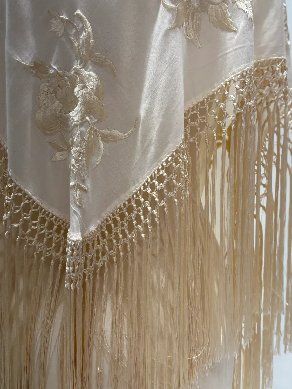 Viva la Feria Maria mantoncillo beige brodé floral