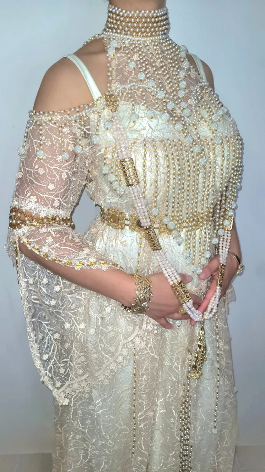 Célèbr'Orient Naili Hidayette robe perlée col officier
