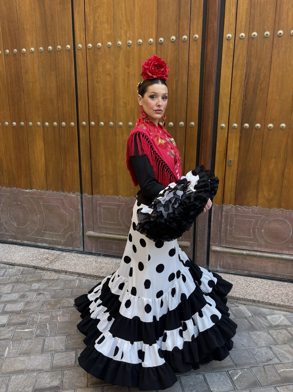 Viva La Feria Jérez robe flamenca noire et blanche à volants