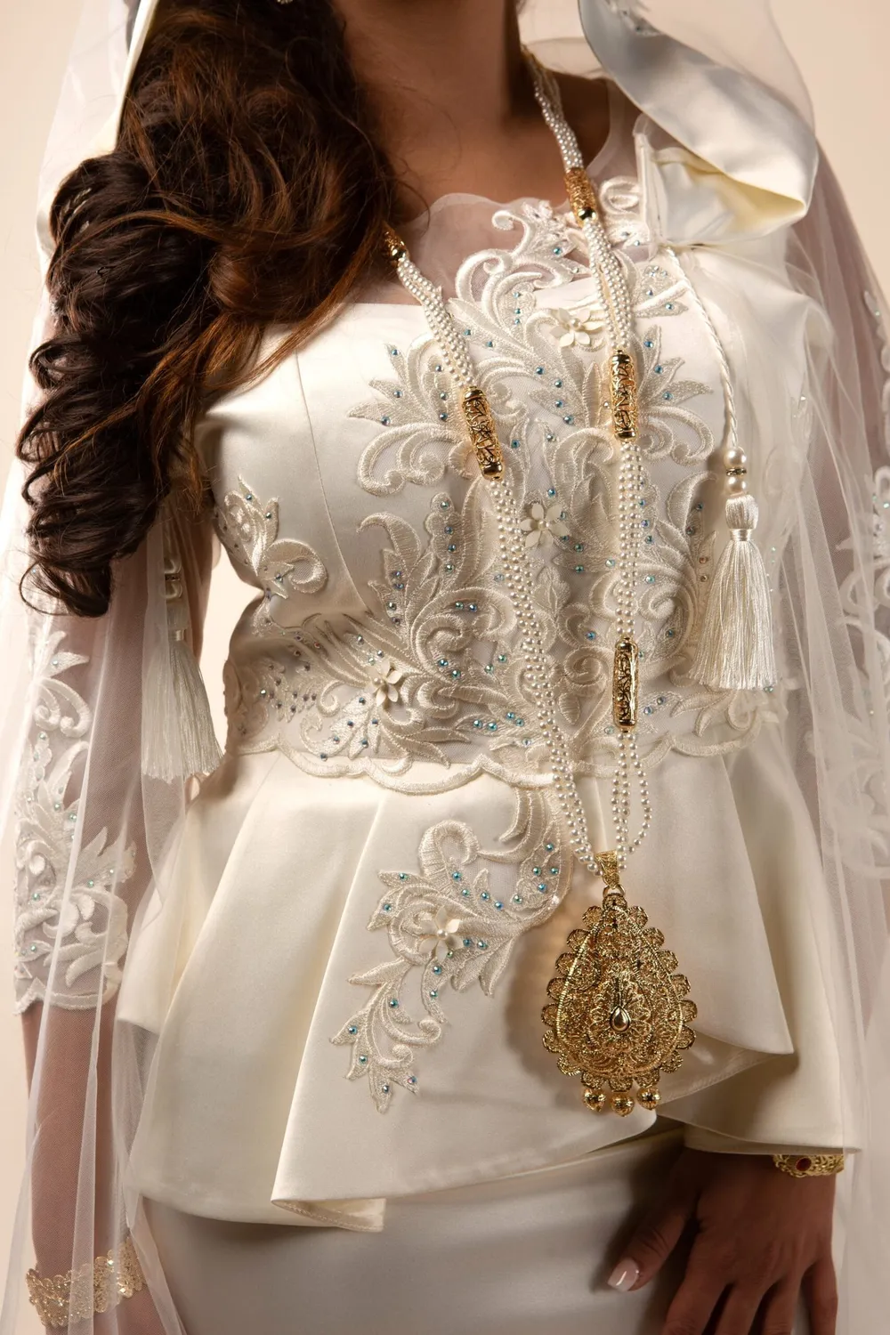 Célèbr'Orient Taous karakou satin blanc perlé cristal