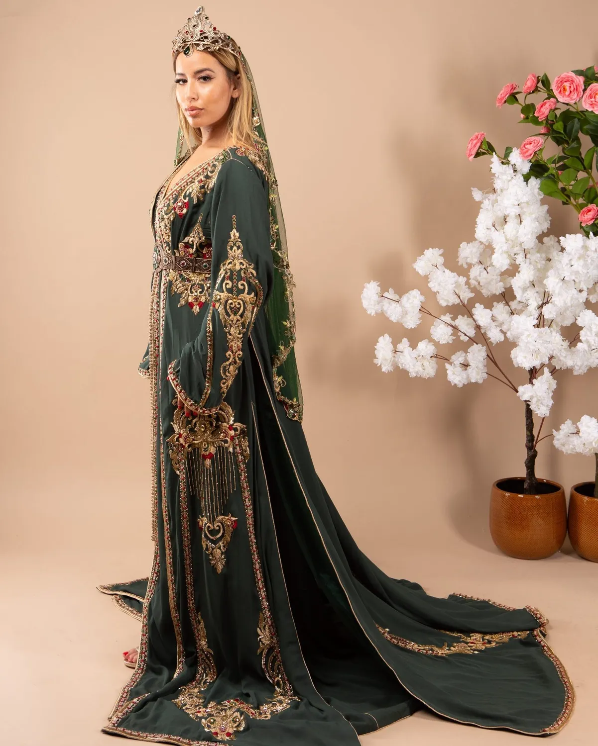 Célèbr'Orient Selma takchita verte pour cérémonie du henné