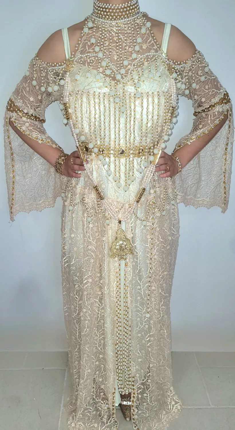 Célèbr'Orient Naili Hidayette robe perlée col officier