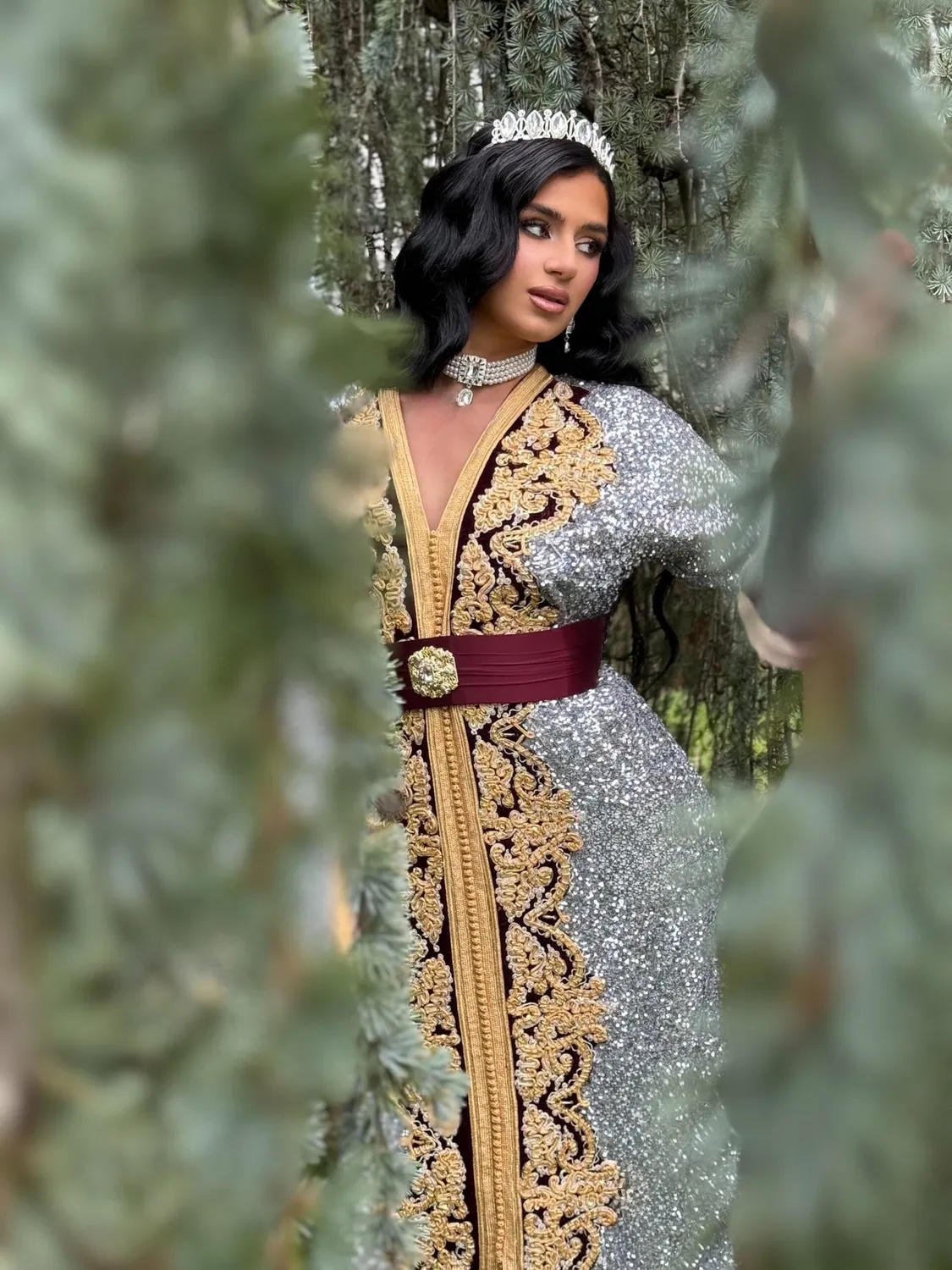 Célèbr'Orient Keltoum caftan argenté pailleté en location