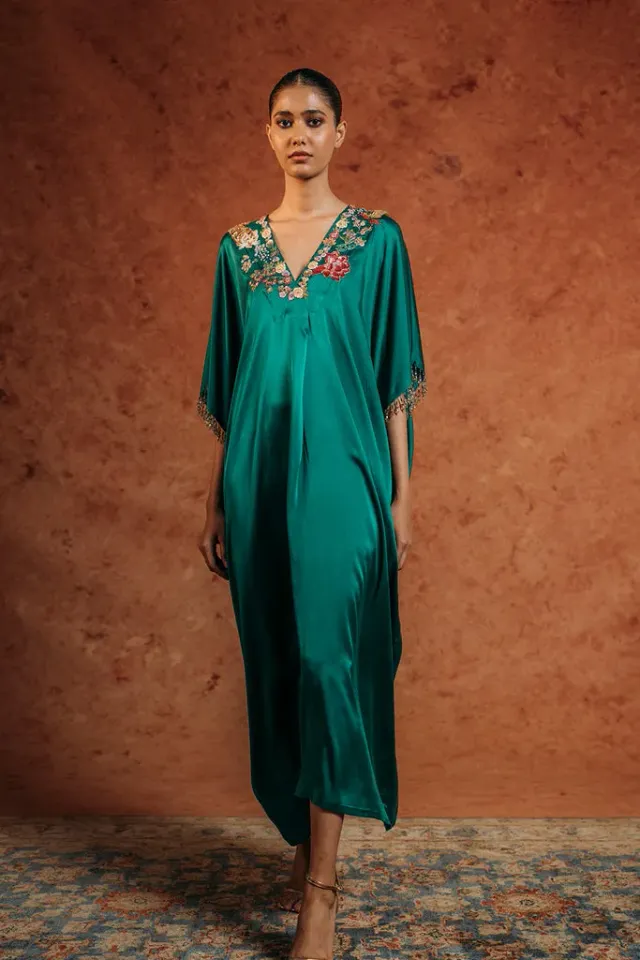 Rahul Mishra Sundarbans Silk Satin Kaftan vert émeraude brodé