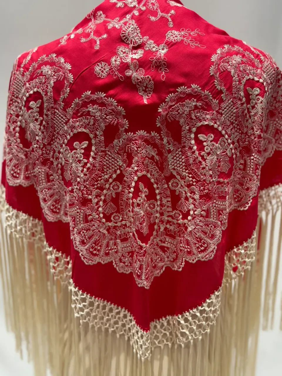 Viva La Feria mantoncillo flamenco rouge brodé floral
