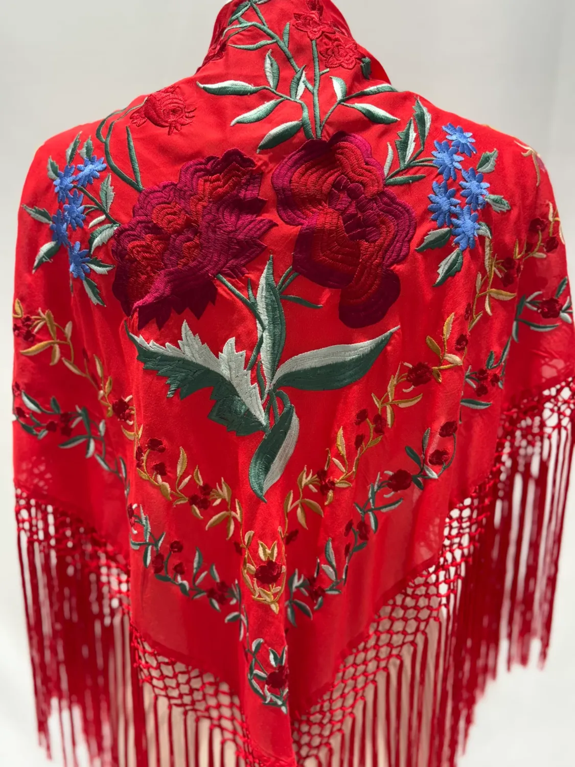 Viva la Feria mantoncillo flamenco rouge brodé fleurs franges