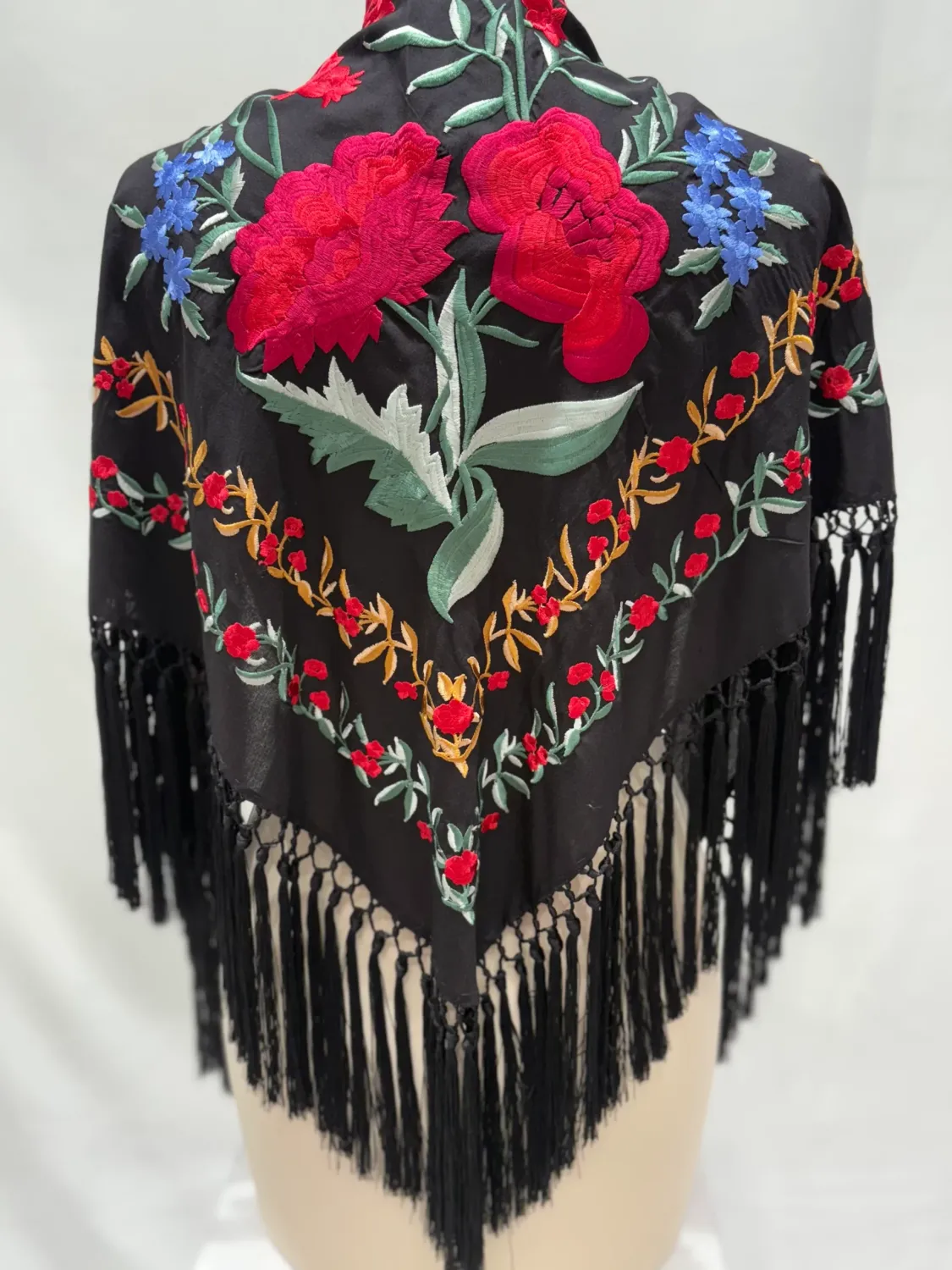 Viva La Feria mantoncillo châle noir brodé fleurs franges