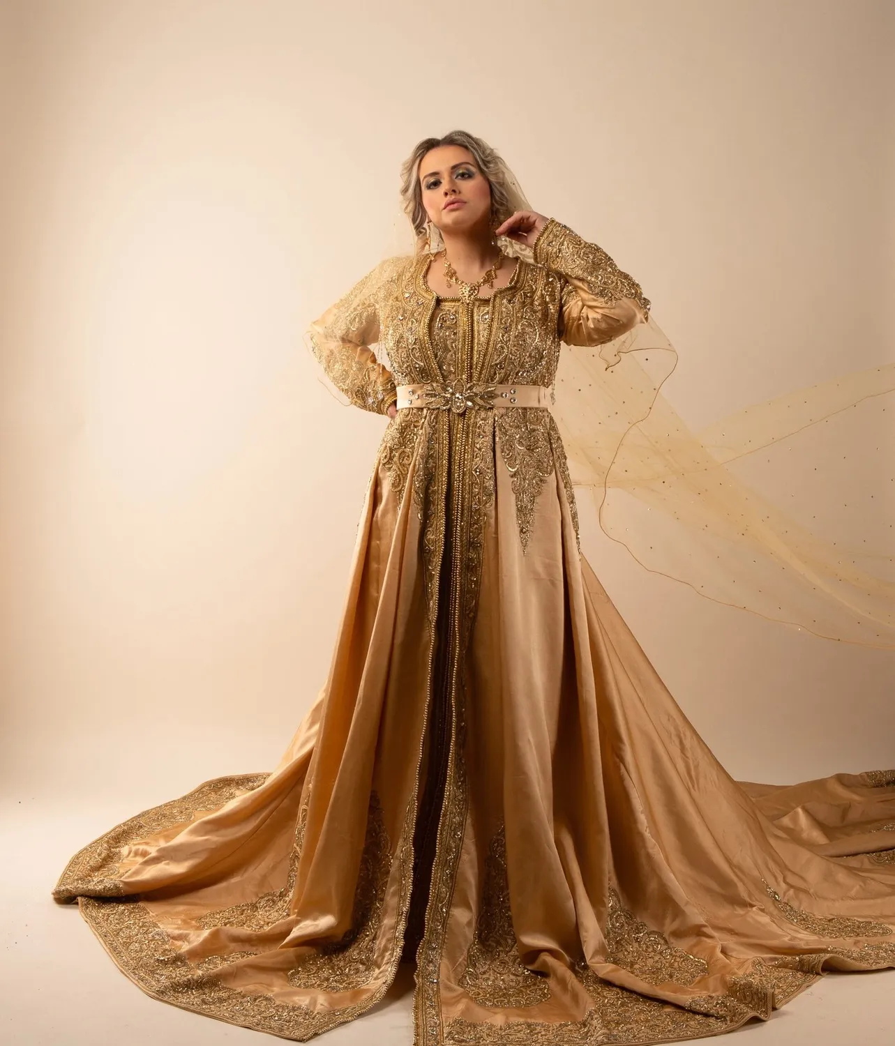 Célèbr'Orient Ahlam robe de soirée satinée en location