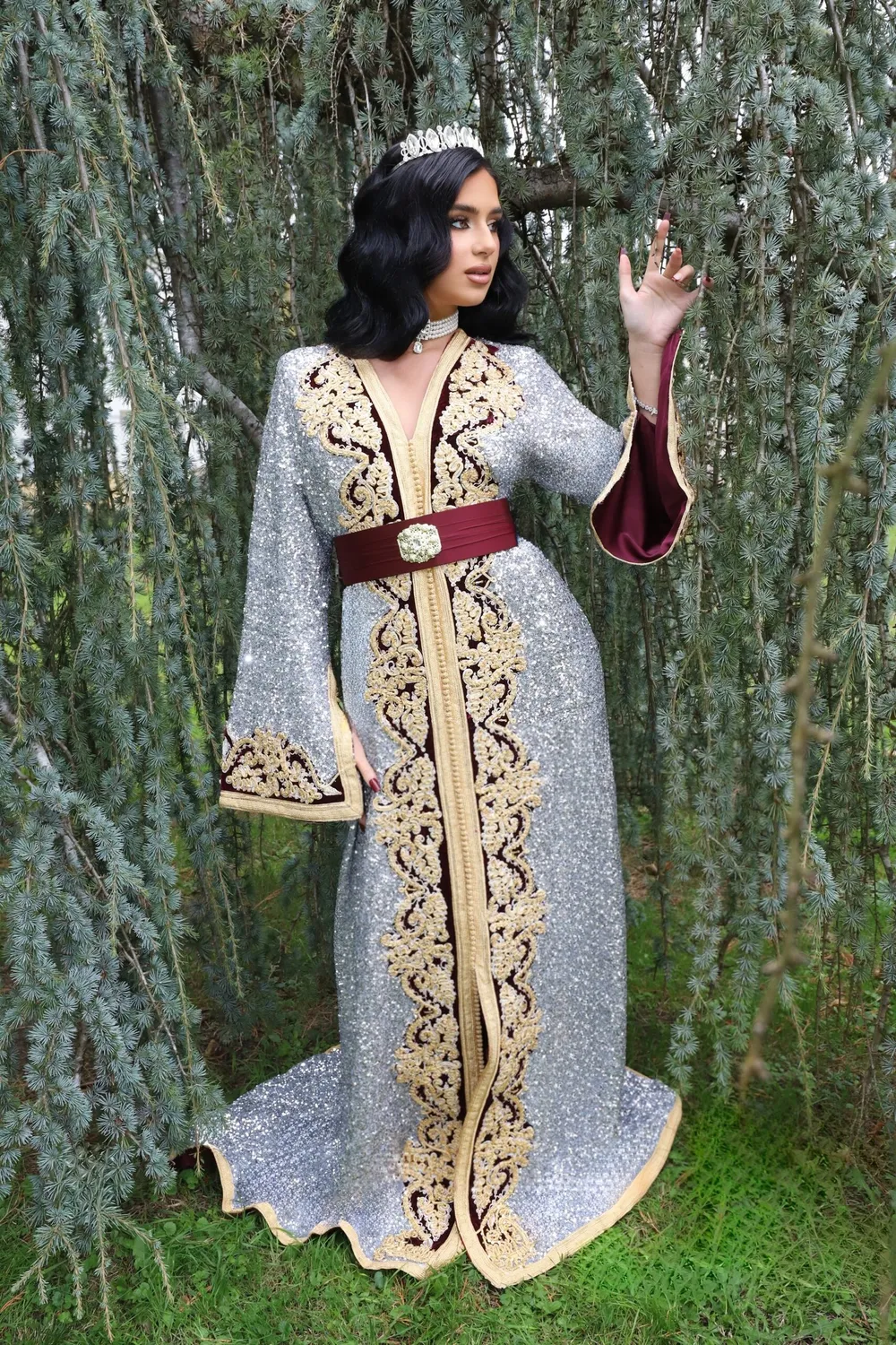 Célèbr'Orient Keltoum caftan argenté pailleté en location