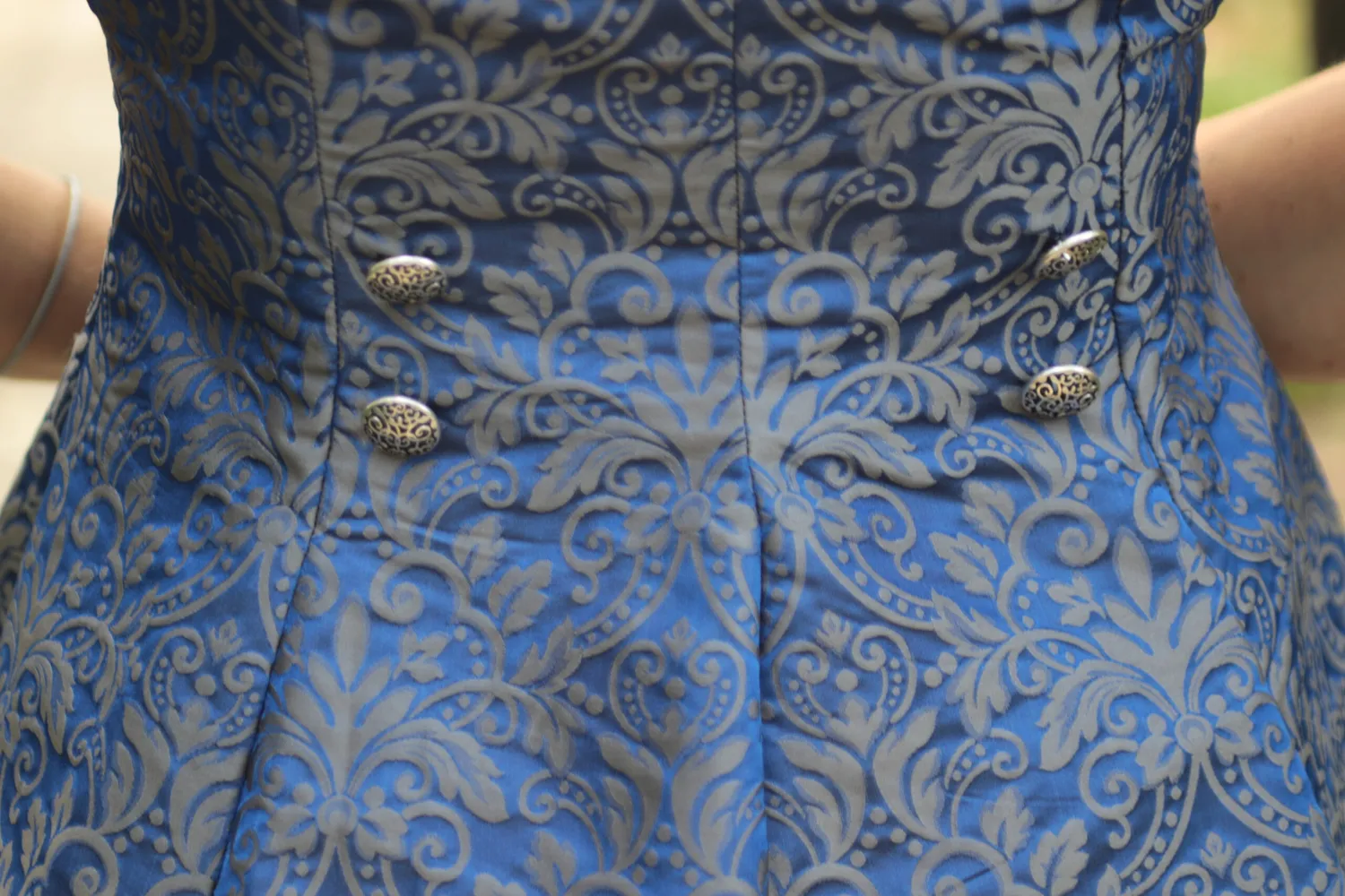 Geht's In Yseline robe damassée bleu gris boutons alsaciens