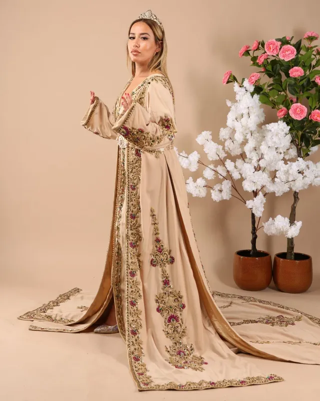 Célèbr'Orient Nawel takchita brodée fils d'or mariée
