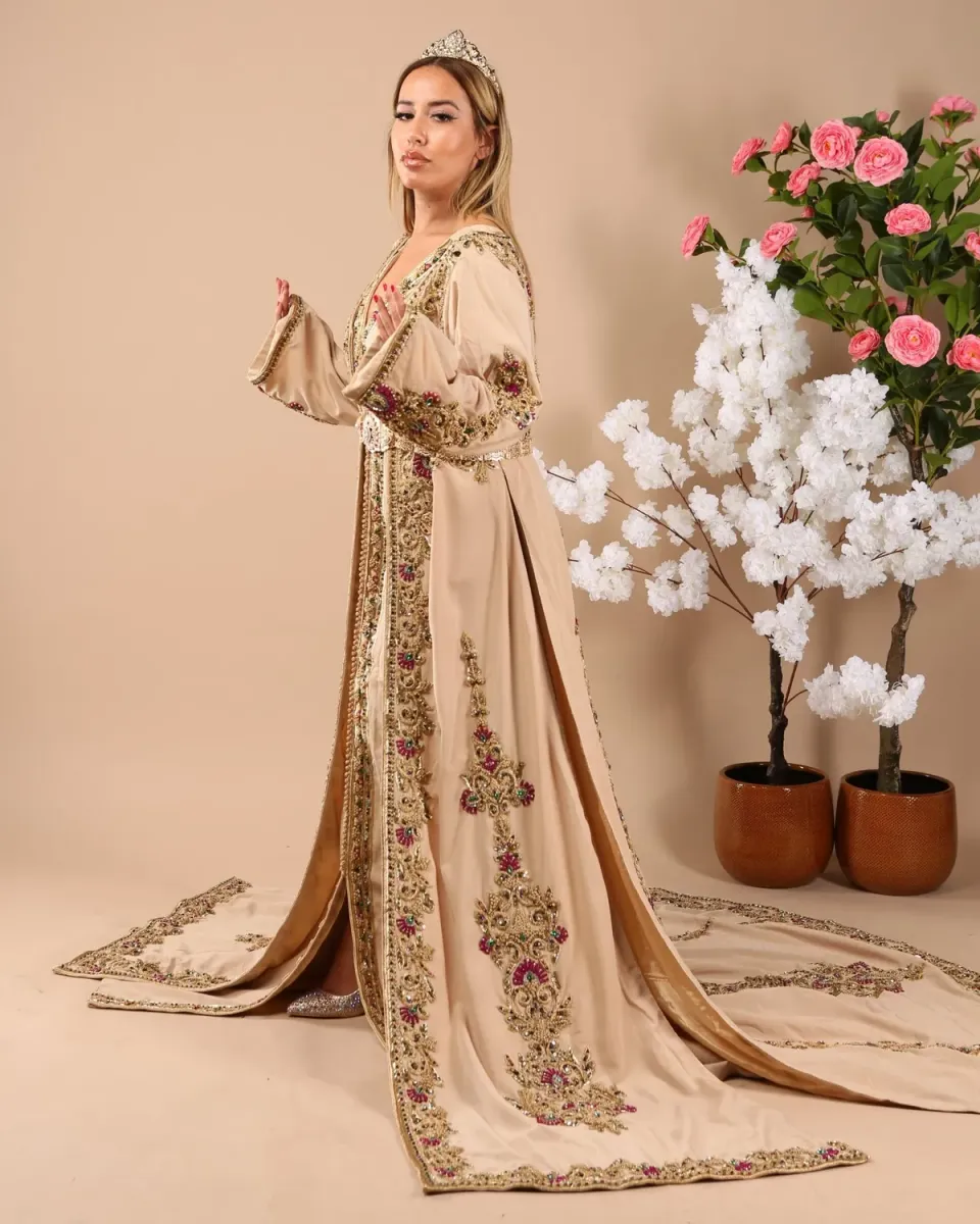Célèbr'Orient Nawel takchita brodée fils d'or mariée