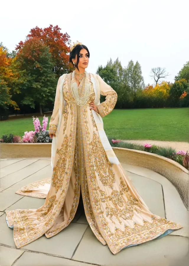 Célèbr'Orient Omayma takchita nude doré brodée