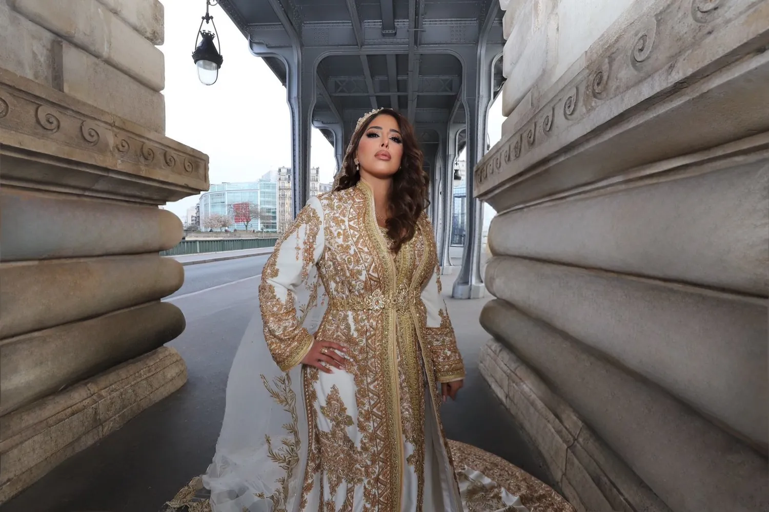Célèbr'Orient Hella caftan blanc doré avec voile