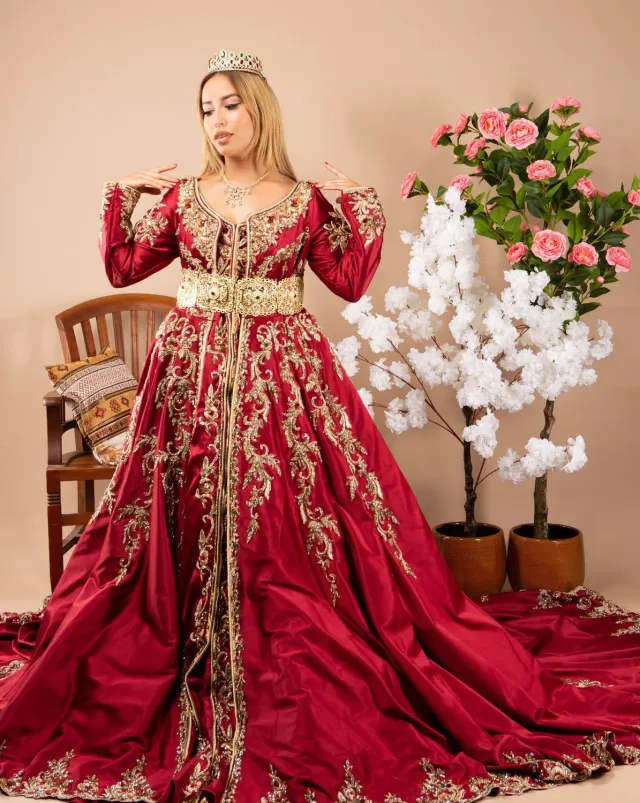 Célèbr'Orient Amira robe de mariée rouge satin perlée