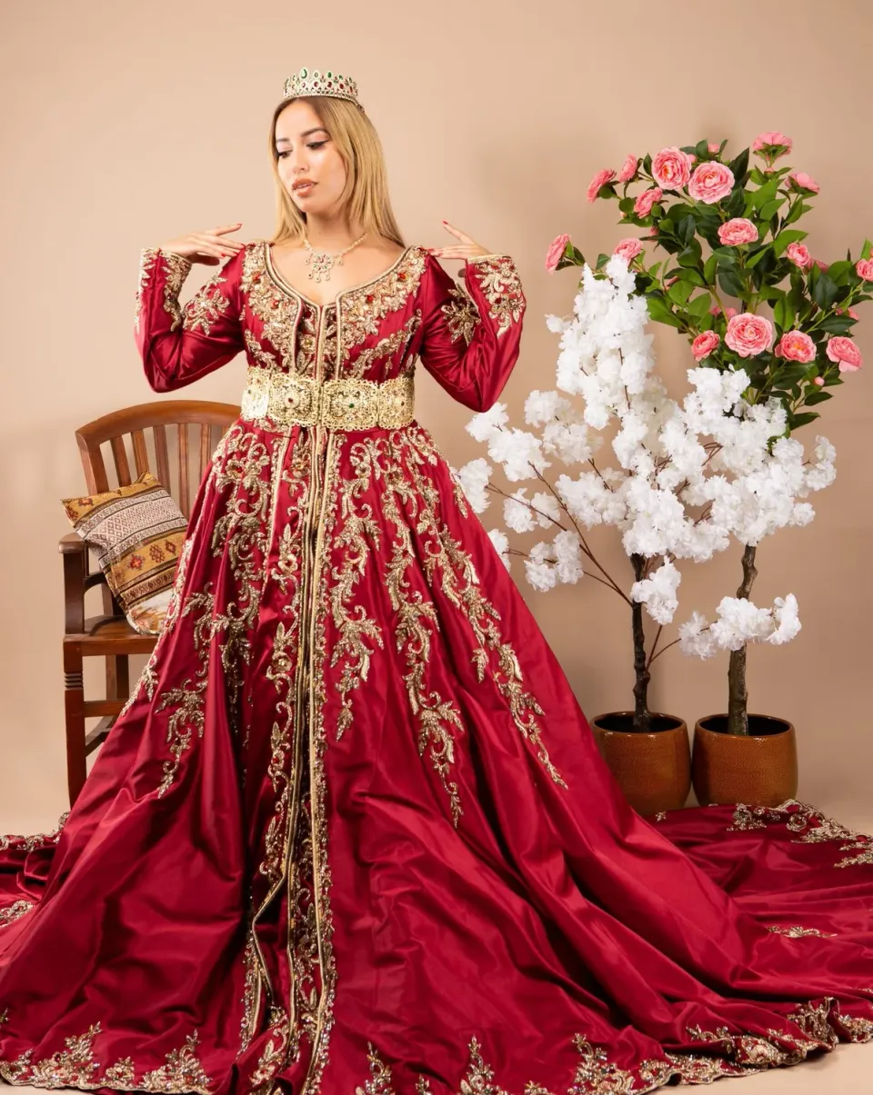 Célèbr'Orient Amira robe de mariée rouge satin perlée
