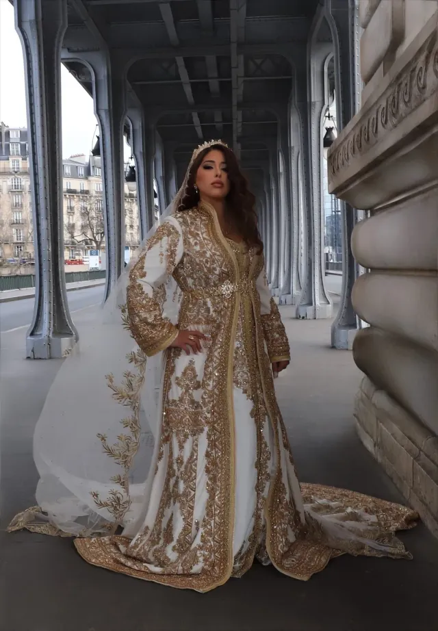 Célèbr'Orient Hella caftan blanc doré avec voile