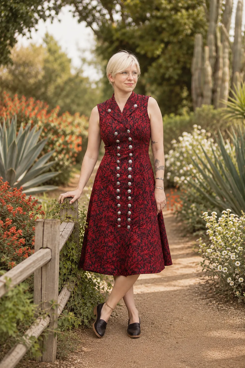 Geht's In Yseline robe damassée bordeaux et noir
