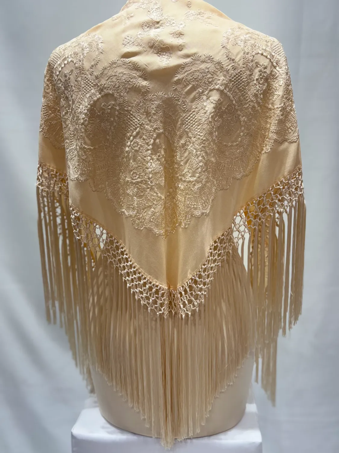 Viva La Feria mantoncillo flamenco beige brodé floral