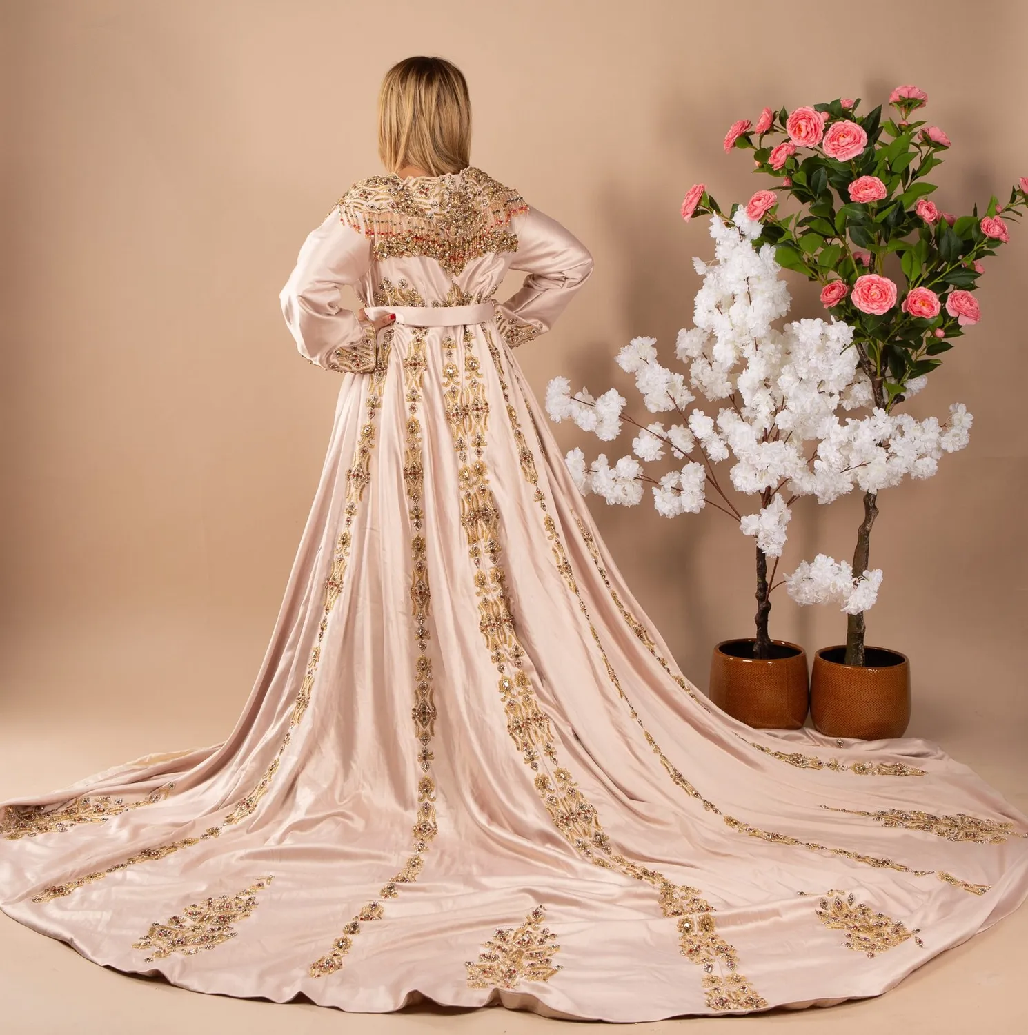 Célèbr'Orient Loubna takchita beige rosé en location