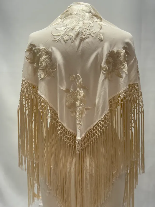 Viva la Feria Maria mantoncillo beige brodé floral