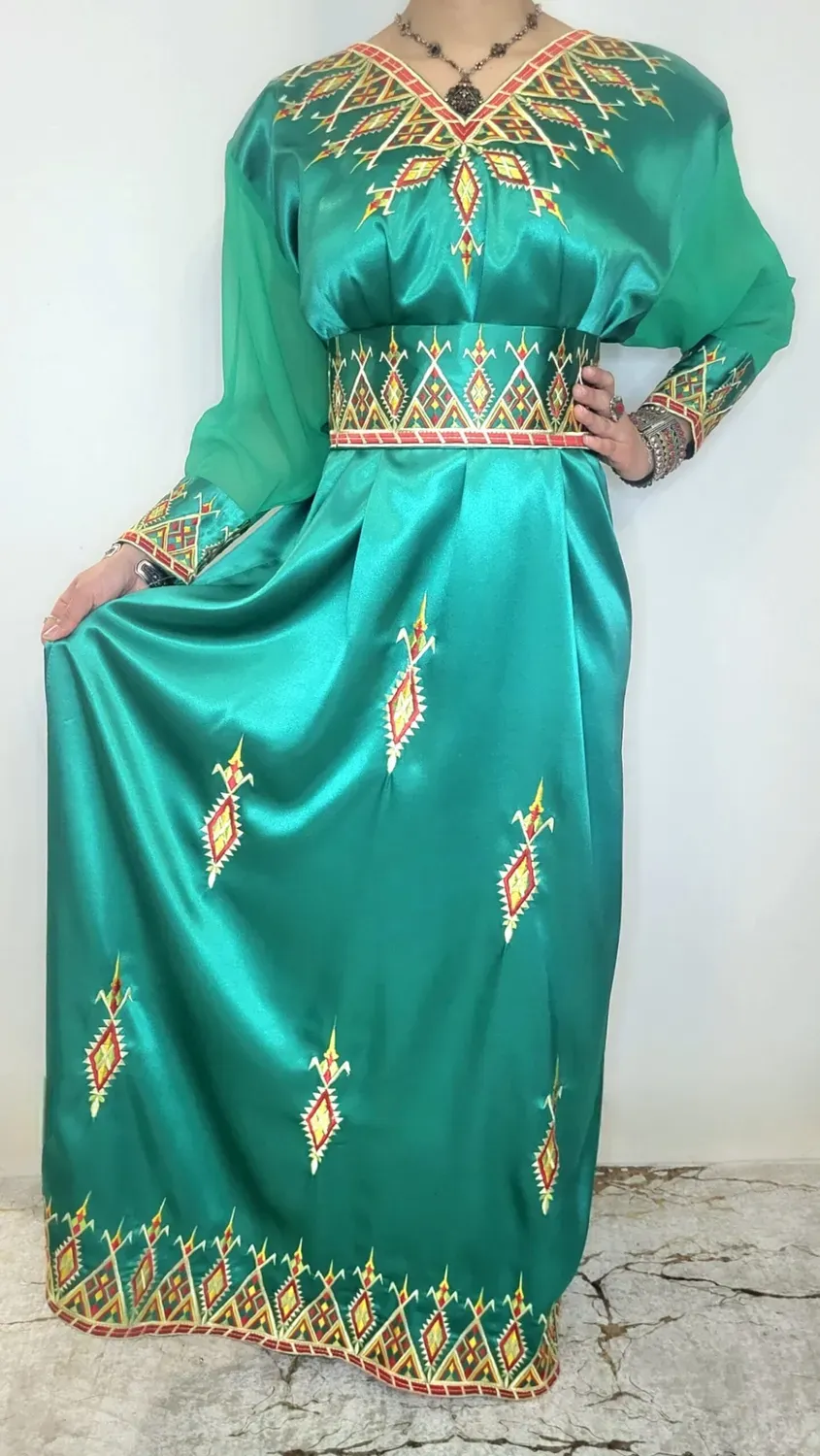 Célèbr'Orient Rosa robe kabyle satin brodé
