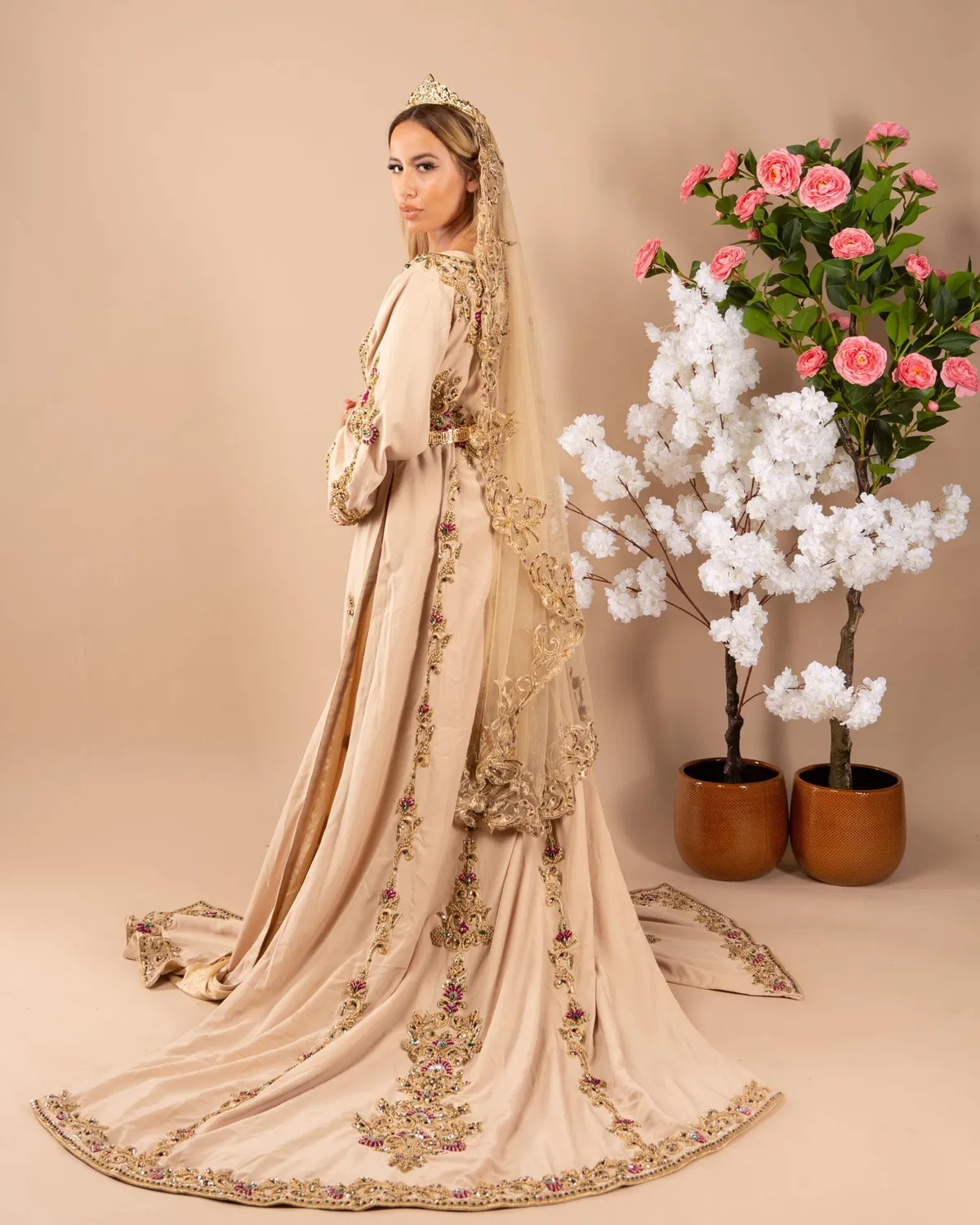 Célèbr'Orient Nawel takchita brodée fils d'or mariée