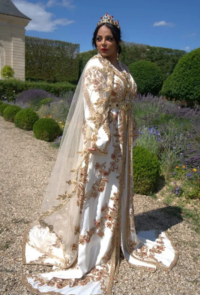 Célèbr'Orient Nelya takchita mariée brodée