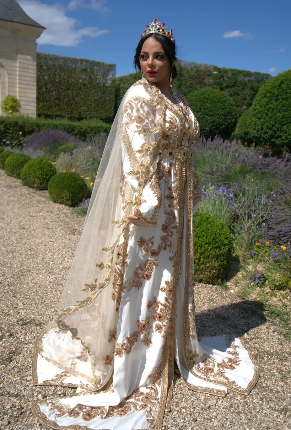 Célèbr'Orient Nelya takchita mariée brodée