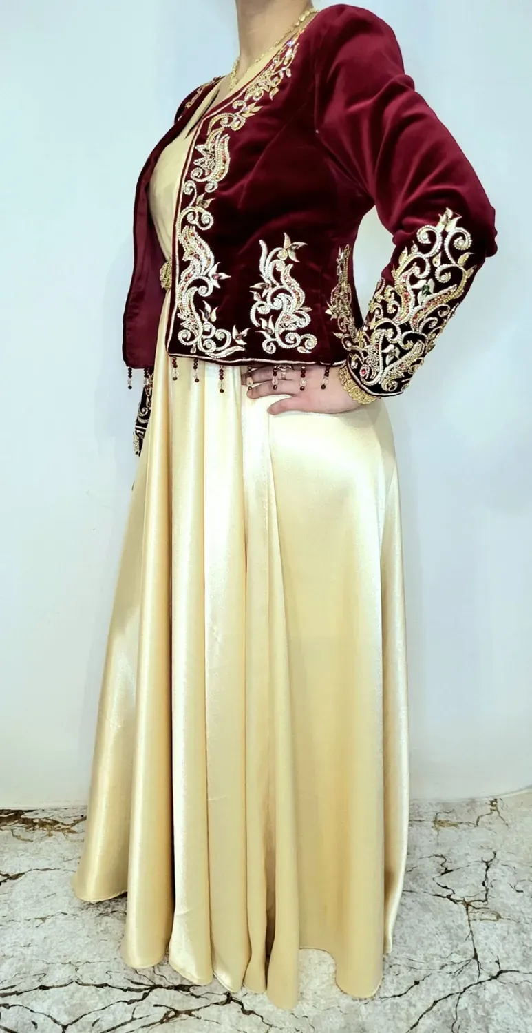 Célèbr'Orient Najma karakou moderne perlé