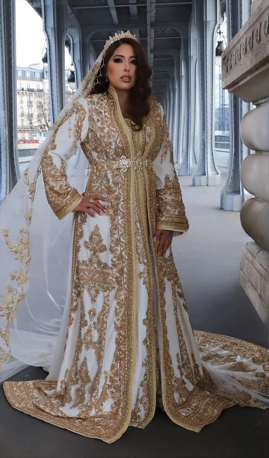 Célèbr'Orient Hella caftan blanc doré avec voile