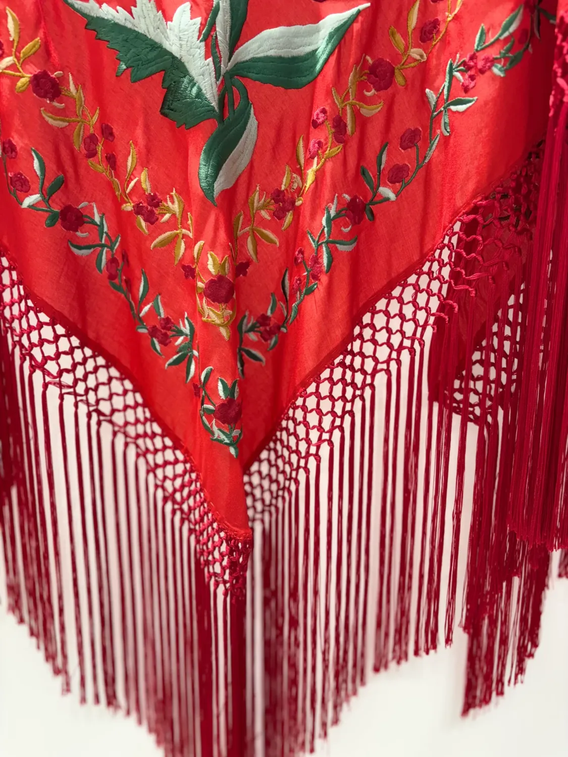 Viva la Feria mantoncillo flamenco rouge brodé fleurs franges