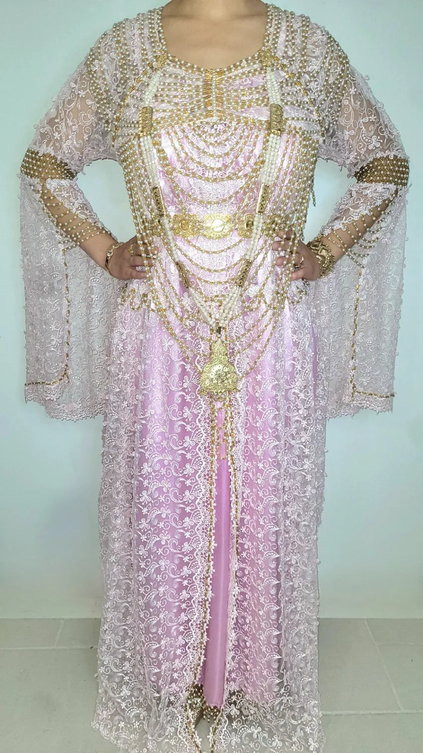 Célèbr'Orient Naili Nina robe traditionnelle perlée
