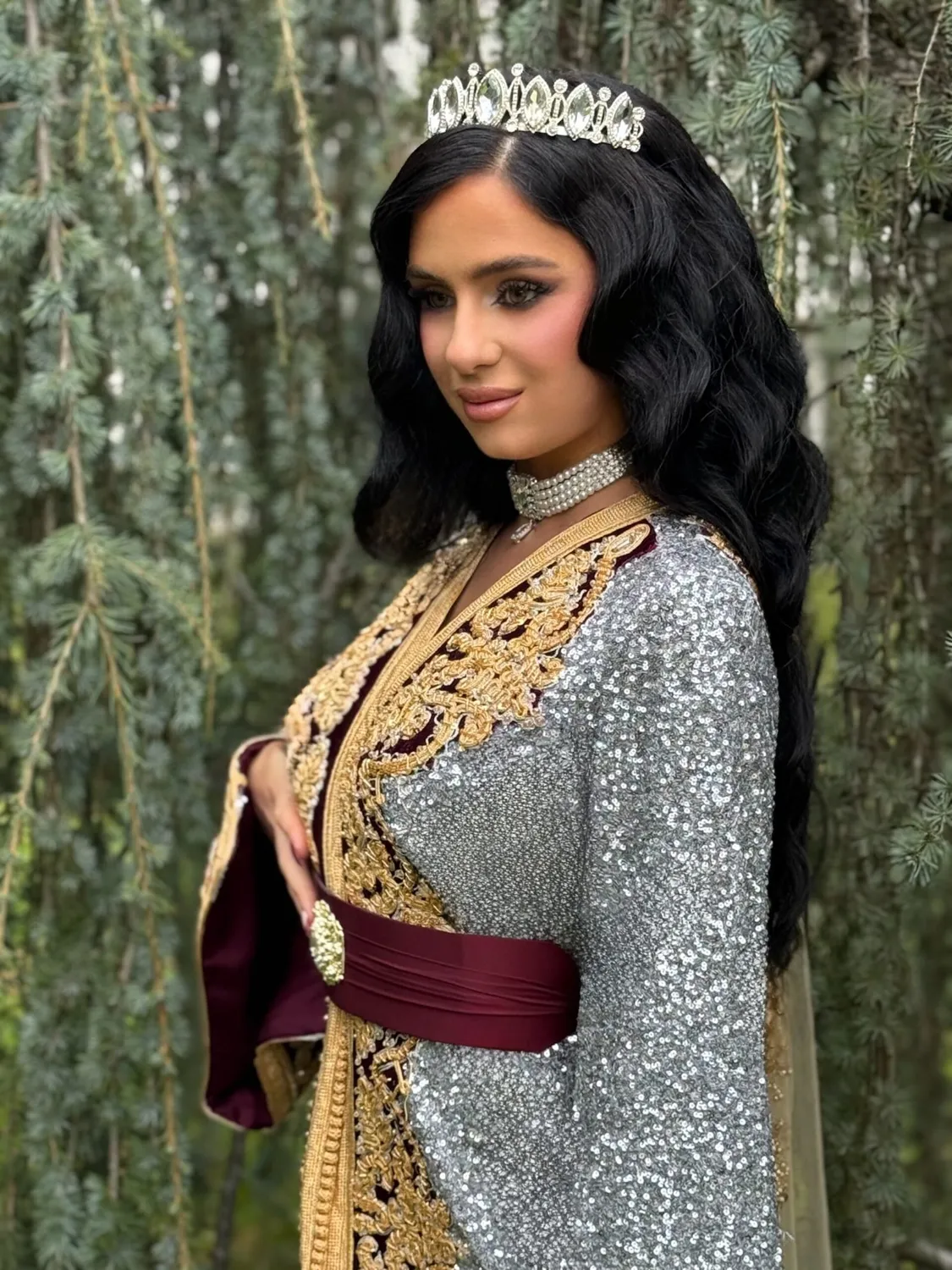 Célèbr'Orient Keltoum caftan argenté pailleté en location