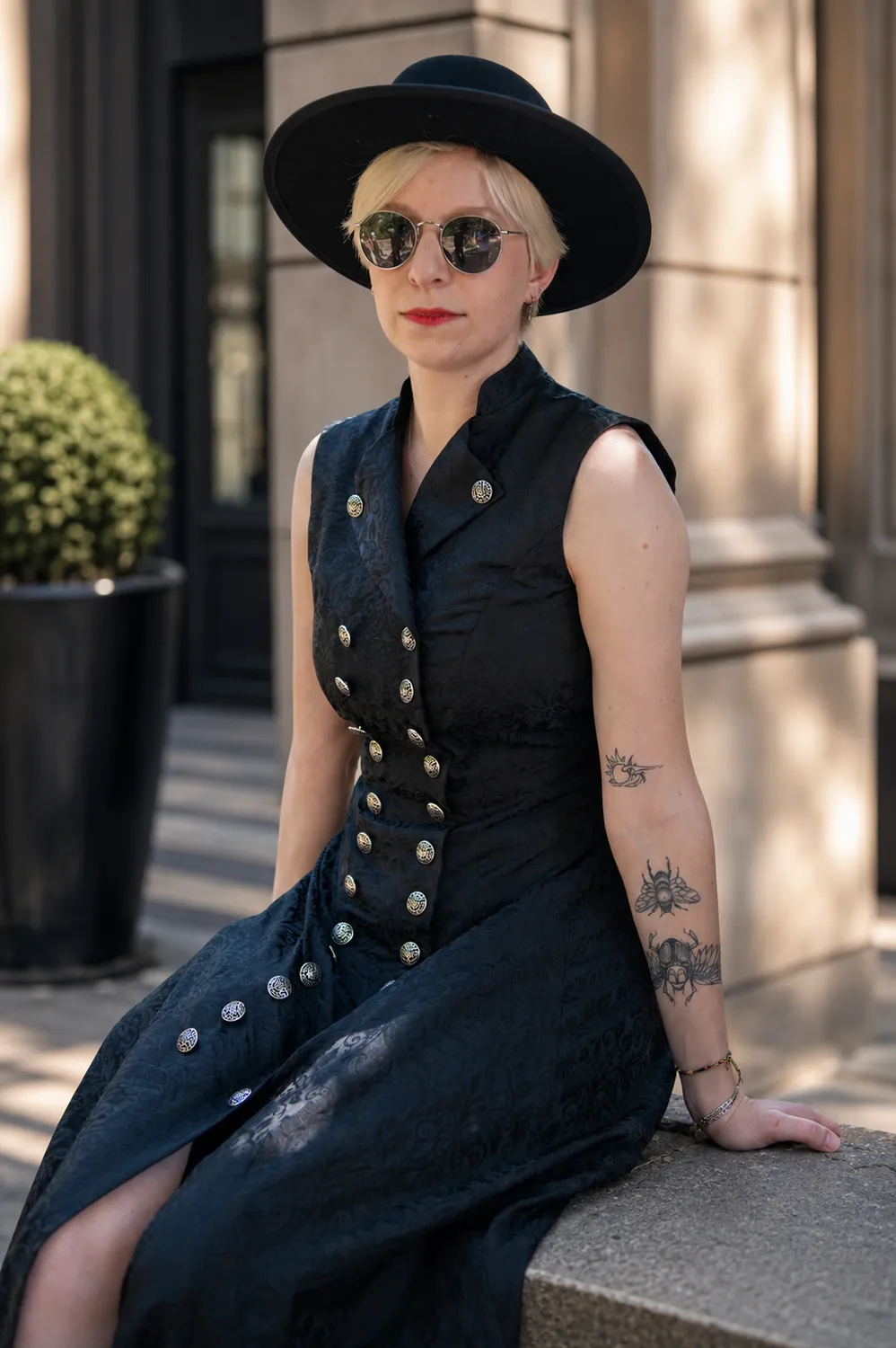 Geht's In Yseline robe damassée noire boutons alsaciens
