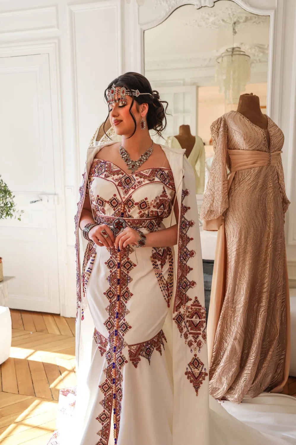 Célèbr'Orient Chabha robe kabyle moderne burnous