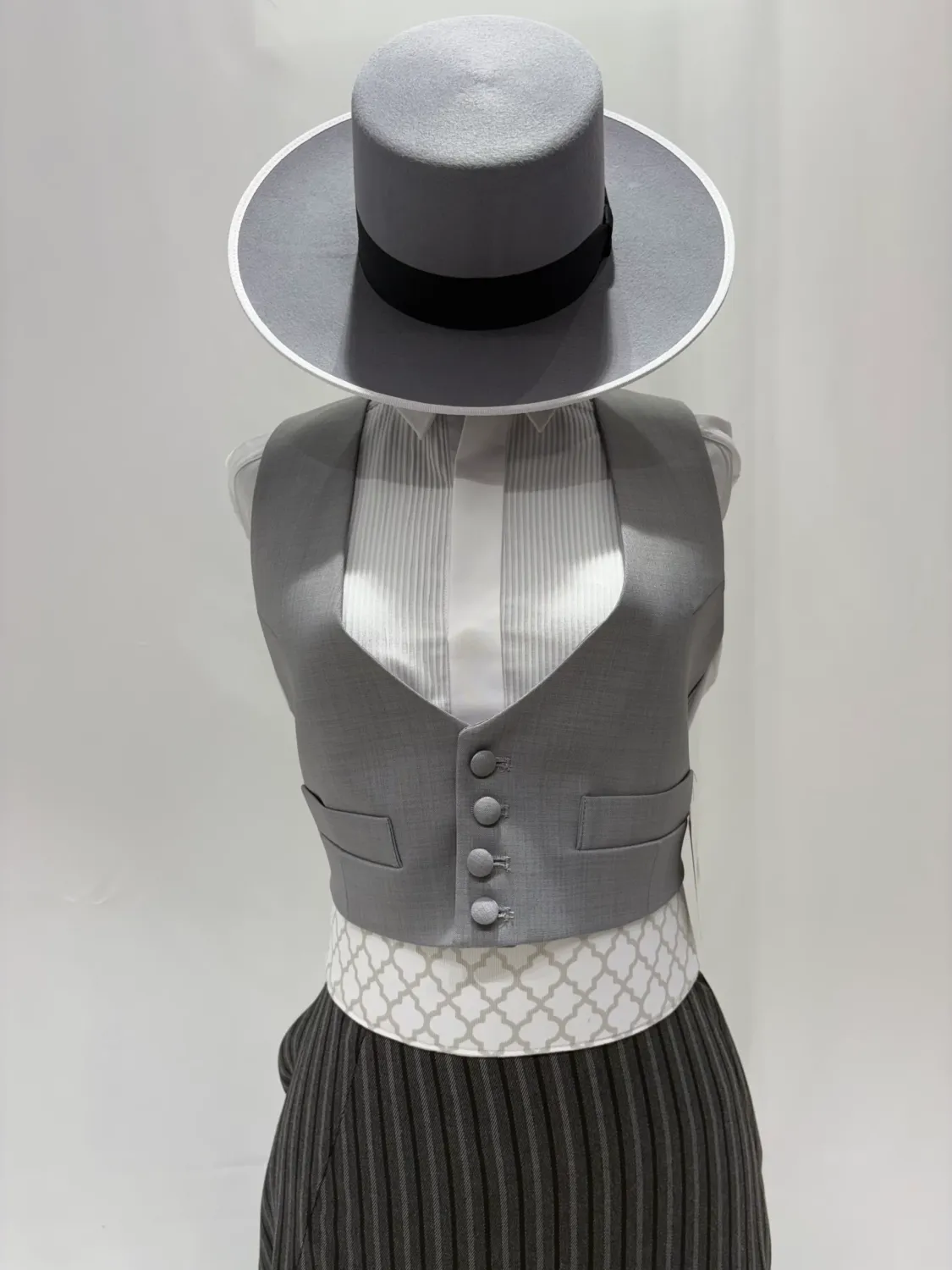 Viva la Feria Macarena Menorca amazona gris perle