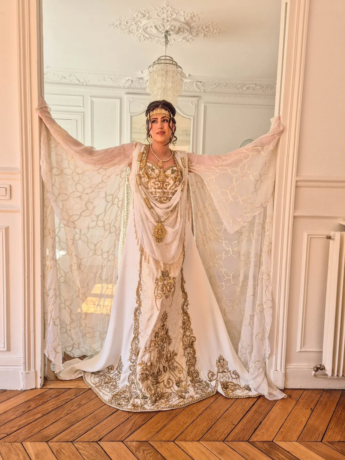 Célèbr'Orient Naira robe chaouia brodée dorée