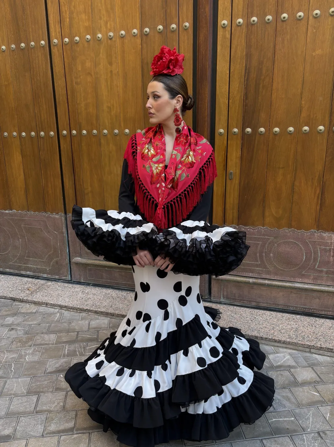 Viva La Feria Jérez robe flamenca noire et blanche à volants